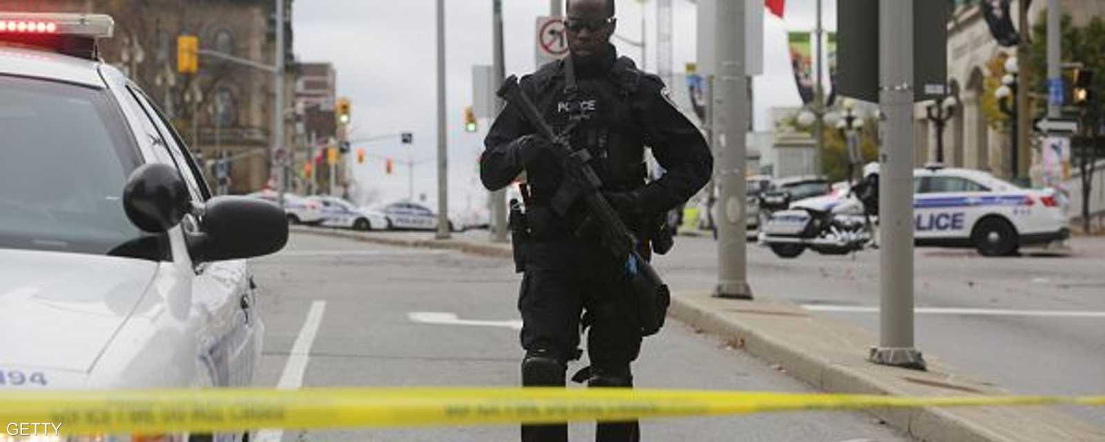 شرطي من القوات الخاصة خلف أحد الحواجز المحيطة بالبرلمان الكندي
