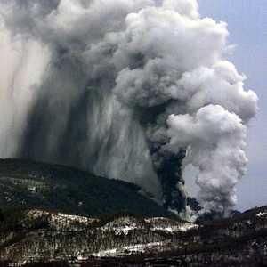 عمود من الدخان المتصاعد من بركان في اليابان - أرشيفية