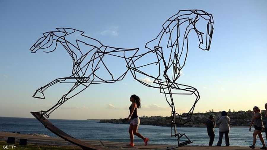 تمثال منحوت للفنان هاري فاشر تحت عنوان "ما هي السبل للمضي قدما؟" على ساحل سيدني