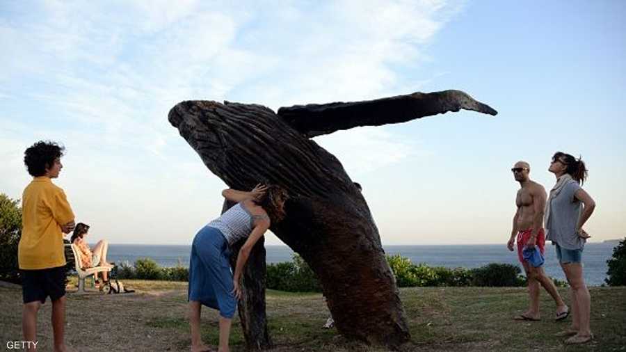 منحوت حوت للفنان مايكل غريف بعنوان "خرق"