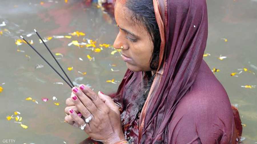 ووفقا لطقوس المهرجان، فإن المشاركين من الهندوس يصومون عن الماء نحو 36 ساعة
