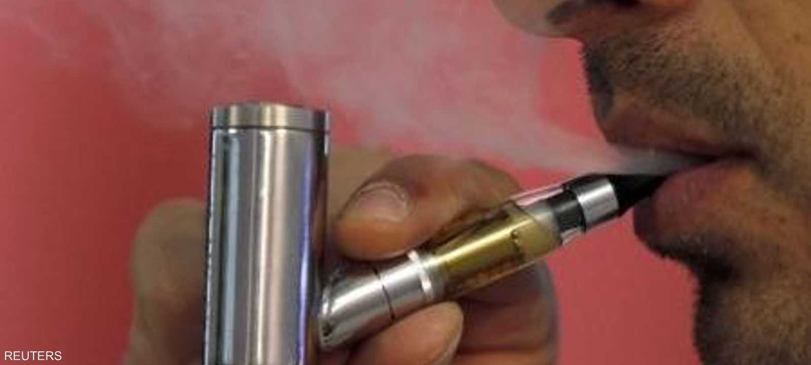 رجل يدخن سيجارة إلكترونية