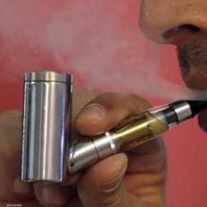 رجل يدخن سيجارة إلكترونية