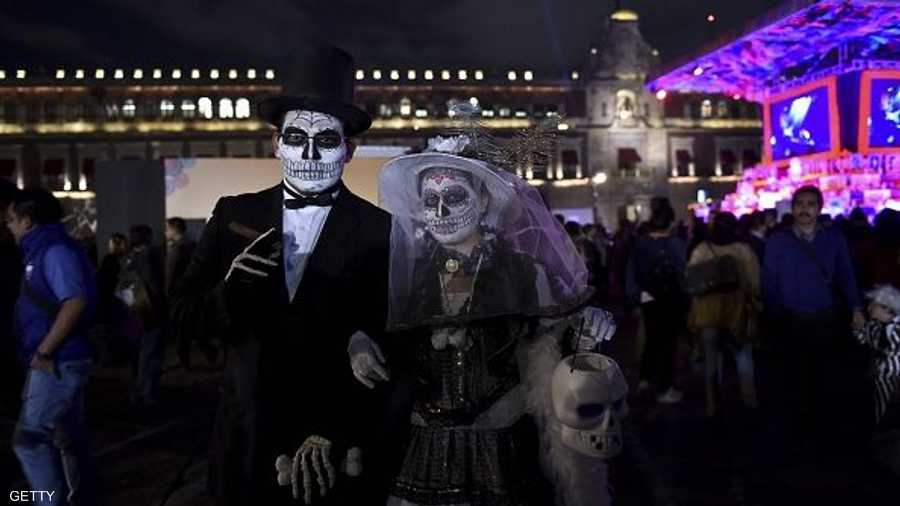 عروسان ميتان يحتفلان في ساحة الزوكالو في مدينة المكسيك