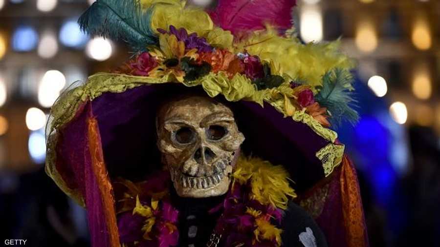 رجل يرتدي الزي المكسيكي التقليدي، أي زي الهيكل العظمي