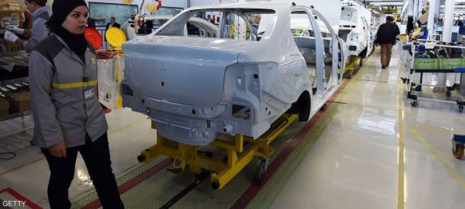 إحدى العاملات الجزائريات في مصنع رينو قرب وهران