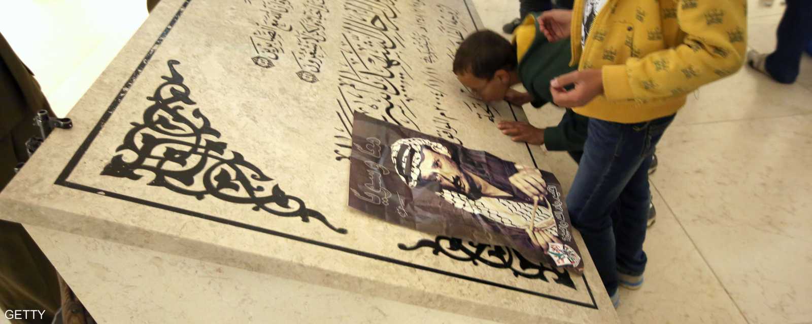 طفل يقبل ضريح الرئيس الفلسطيني الراحل ياسر عرفات
