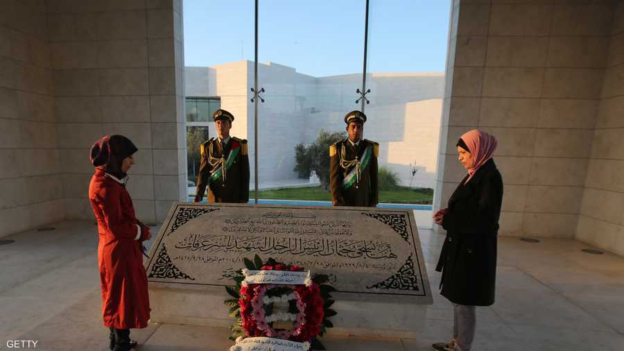 فلسطينيتان تزوران ضريح عرفات في ذكرى رحيله