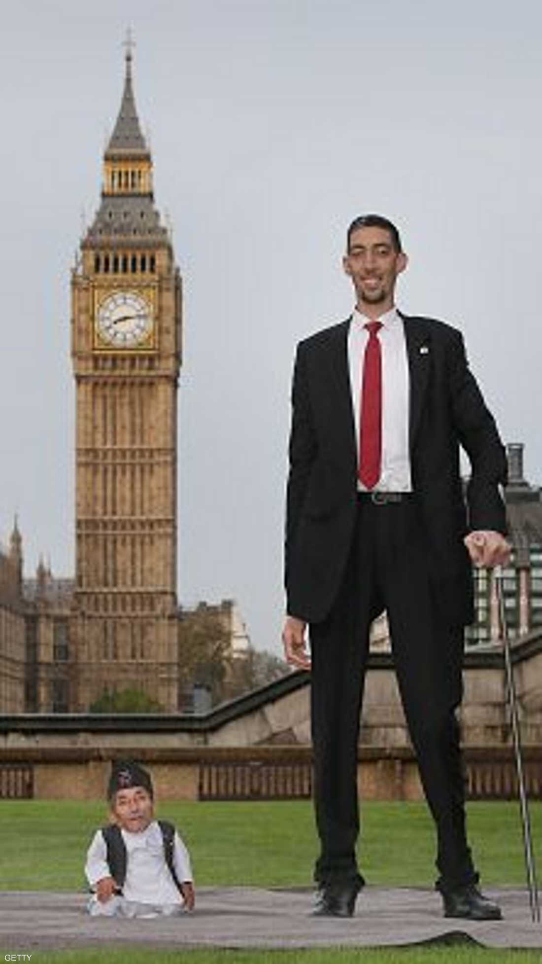 التقى أطول رجل في العالم وأقصر رجل في العالم ، على هامش احتفالية الذكرى 60 لتأسيس موسوعة غينيس 