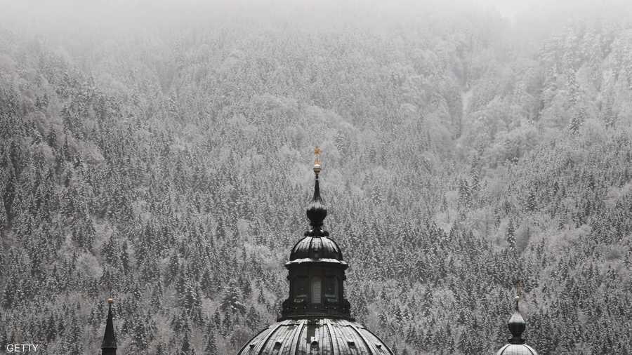 الثلوج تلف برج إيتال في جنوب ألمانيا والغابات من خلفه