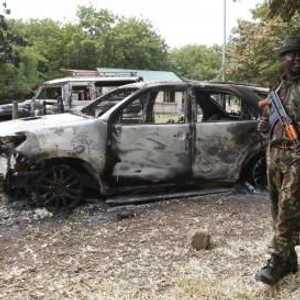 شرطي في موقع هجوم شنه مسلحون في بلدة ساحيلية كينية (أرشيفية)