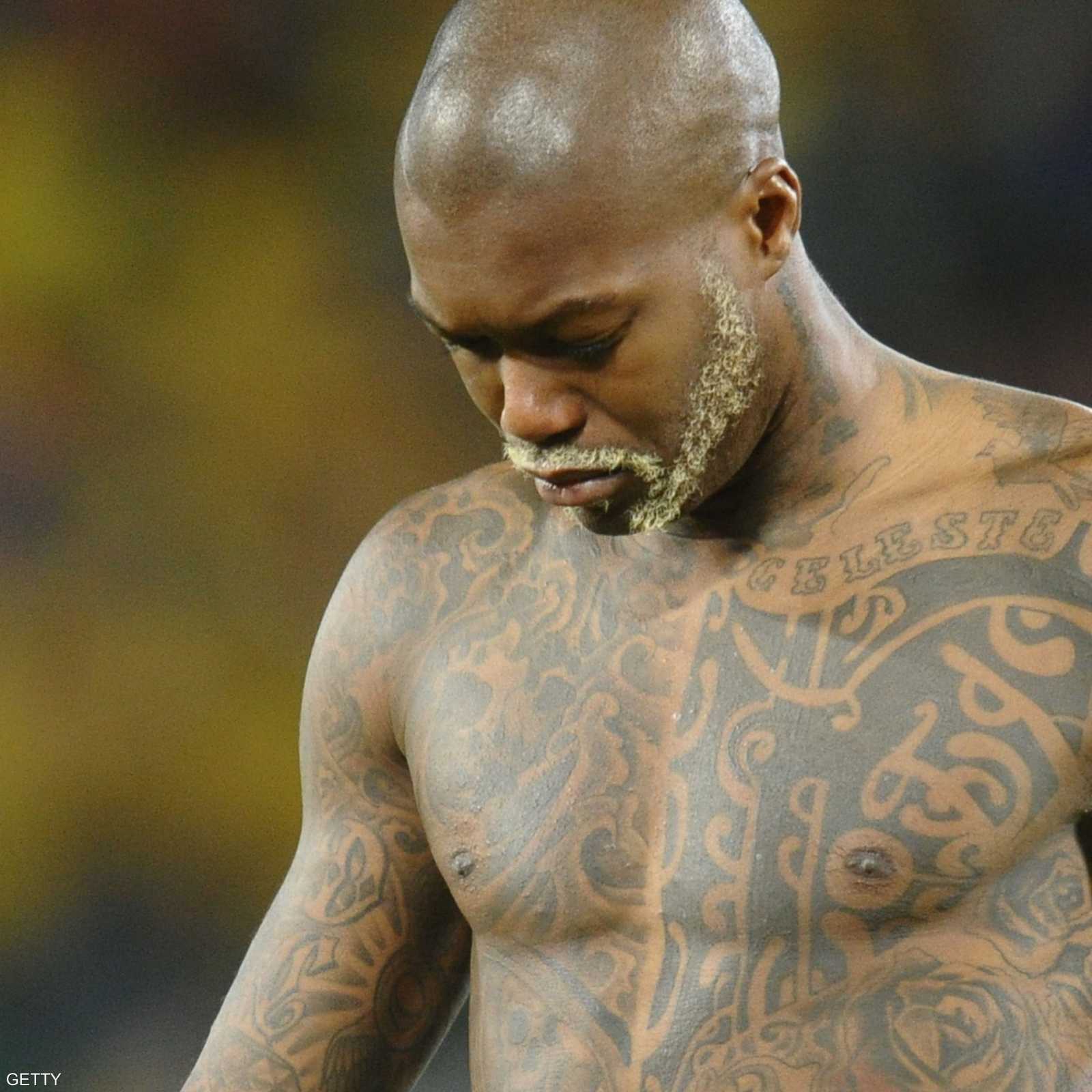 والفرنسي جبريل سيسيه وضع زخارف متداخلة على صدره وبطنه