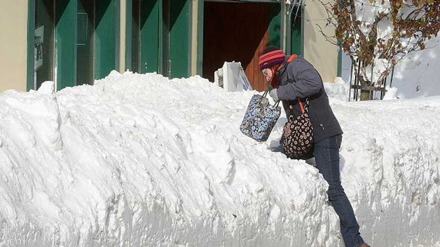 مئات المتطوعين شاركوا بالمساعدة في إزالة الثلوج بمدينة بافالو 
