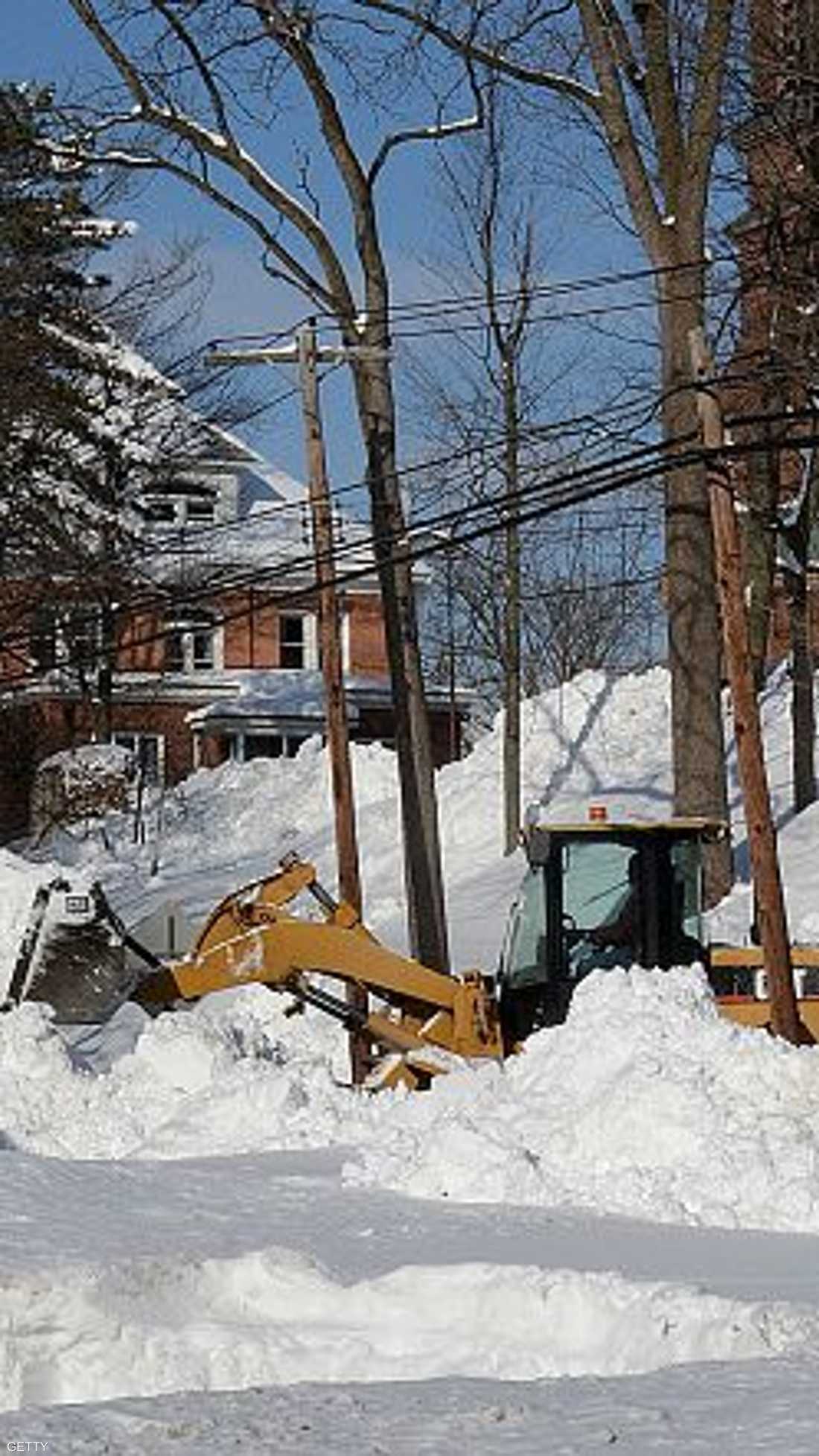 العاصفة الثلجية هبت على مناطق بولاية نيويورك، إلى جانب منطقة البحيرات العظمى