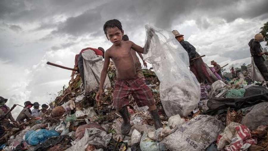 طفل كمبودي وسط أكوام القمامة