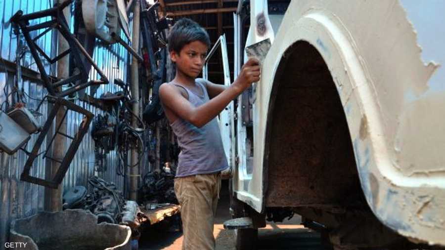 طفل هندي في ورشة سيارات