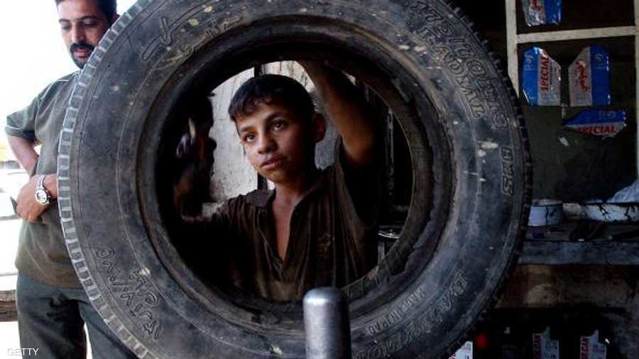 طفل هندي يصلح إطارات السيارات
