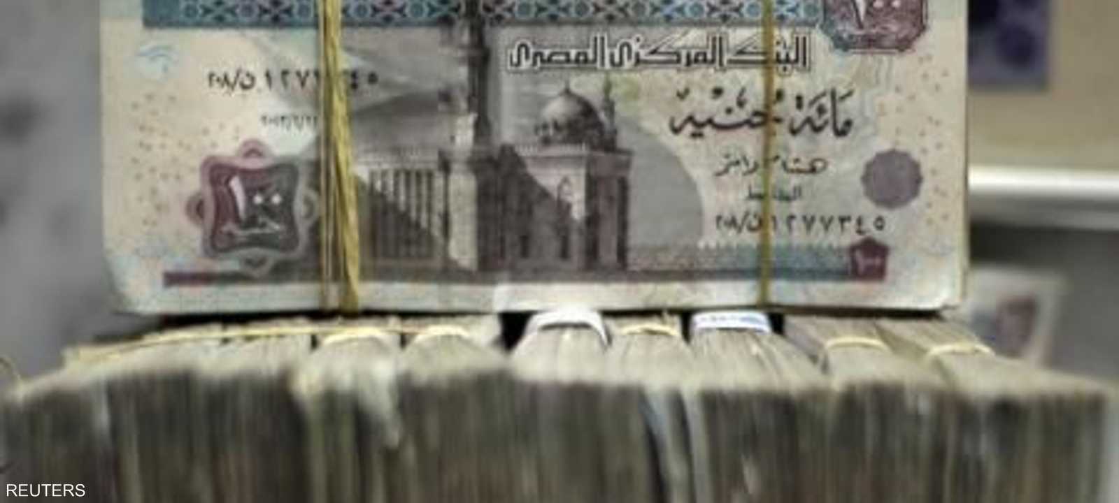 رزم من الجنيهات المصرية بشركة للصرافة وسط القاهرة