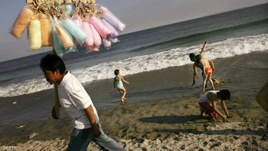 على الشاطئ في نيويورك يستعرض الباعة غزل البنات 