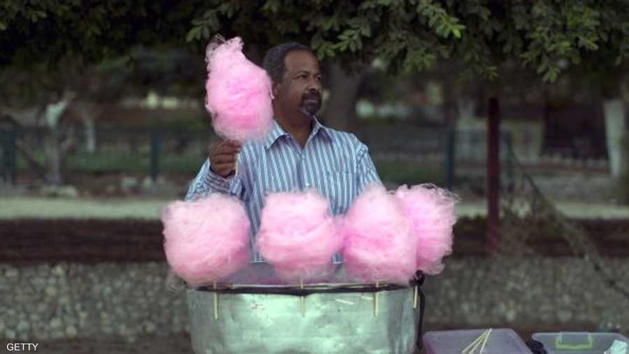 بائع فلسطيني يعرض بضاعته بانتظار الزبائن