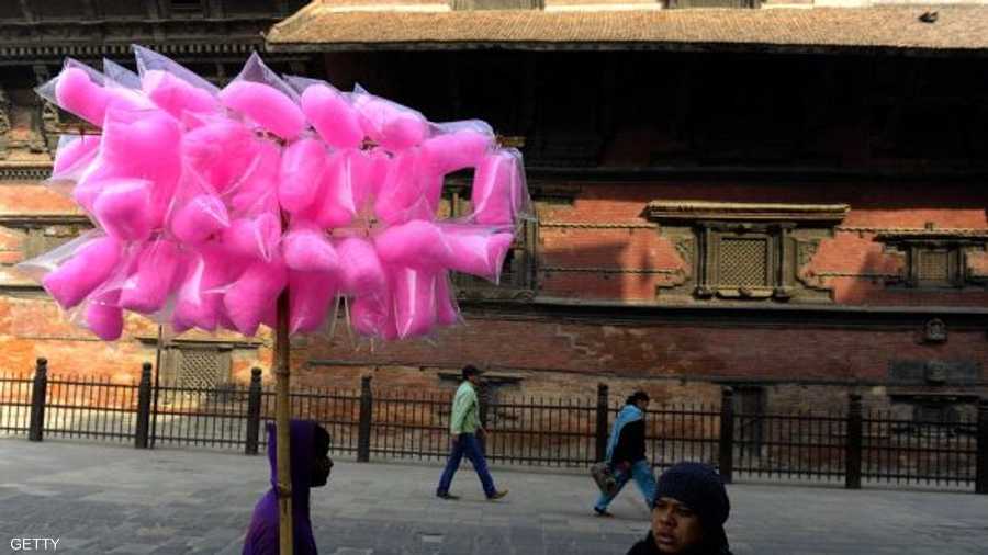 تضفي حلوى غزل البنات أجواء مبهجة على الكبار والصغار