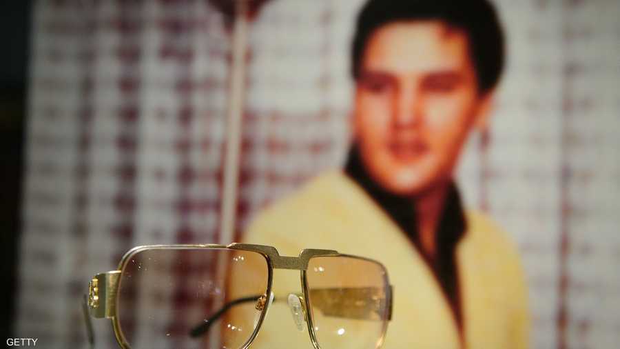 نظارة تعود للمغني الأميركي بريسلي في معرض مقتنياته في العاصمة البريطانية