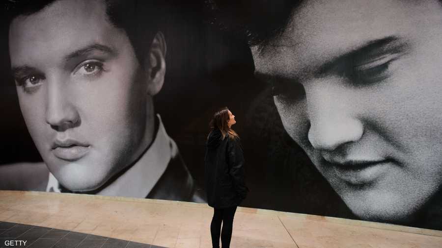 صورتان ضخمتان للمغني الأميركي بريسلي في معرض لمقتنياته في لندن