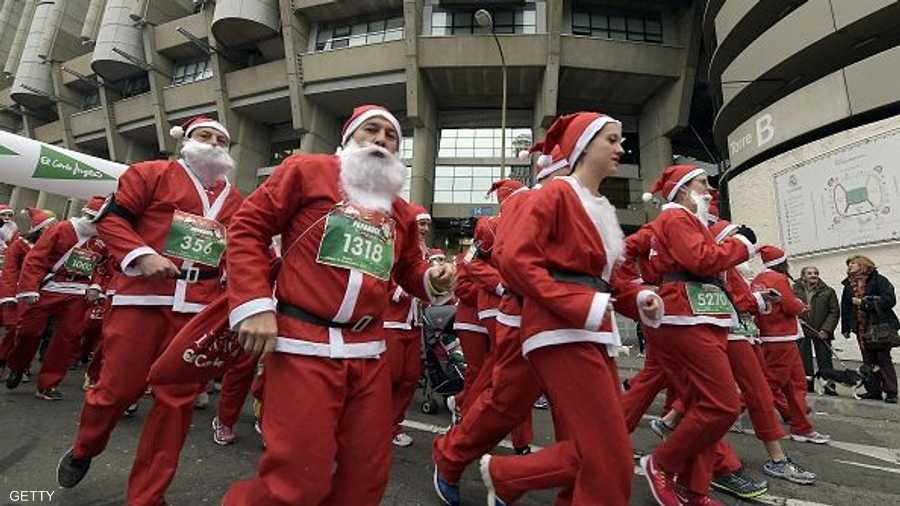 متسابقون يرتدون زي بابا نويل يشاركون في السباق بالعاصمة الإسبانية مدريد 