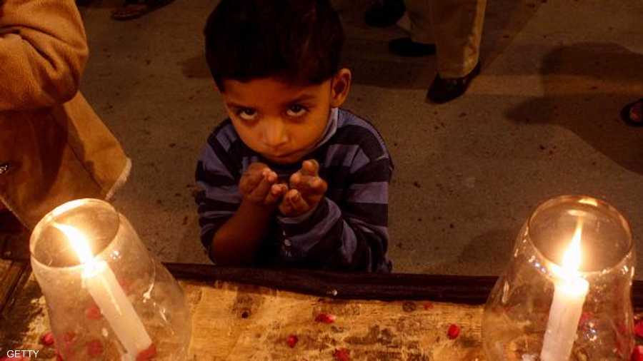 طفل باكستاني يدعو لأرواح الضحايا