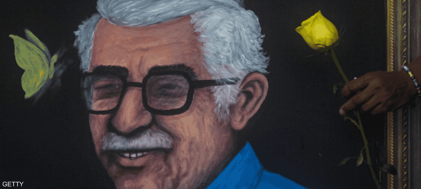 امرأة كولومبية تضع زهرة على لوحة لماركيز