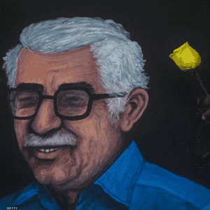 امرأة كولومبية تضع زهرة على لوحة لماركيز