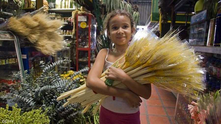 طفلة كولومبية تحمل سنابل قمح للاحتفاء بقدوم عام 2015