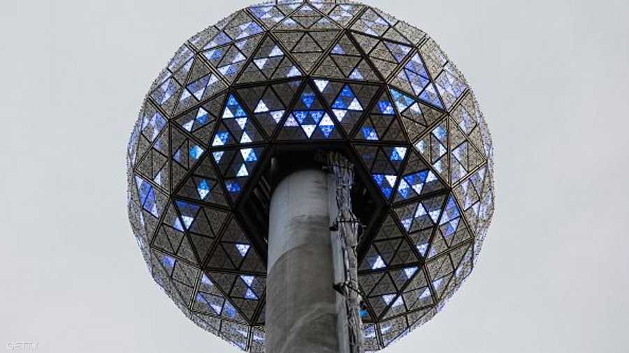 كرة الكريستال العملاقة تتألق في ساحة تايمز سكوير في نيويورك احتفاء بالعام الجديد