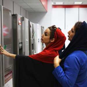 فتيات إيرانيات في إحدى مراكز التسوق بأصفهان