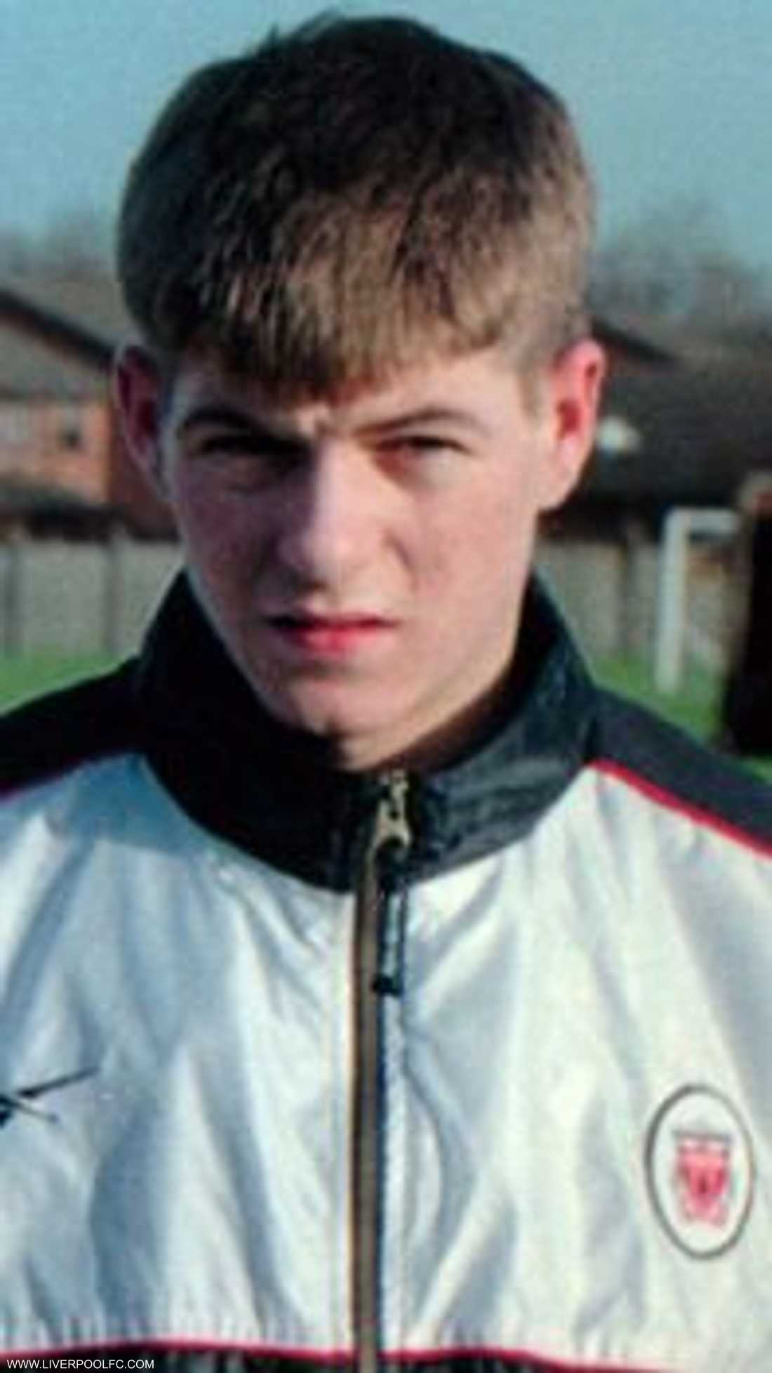 جيرارد سجل ظهوره الأول مع ليفربول في 29 نوفمبر 1998 في مباراة بالدوري الممتاز أمام بلاكبيرن بعدما انضم له بعمر الثامنة