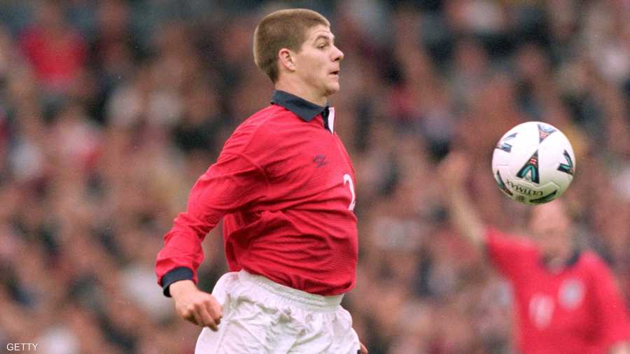 تألق جيرارد مع ليفربول دفع مدرب إنجلترا كيفن كيغان لضمه للمنتخب حيث سجل حضوره الأول عام 2000 في عمر عشرين عاما ويوم واحد