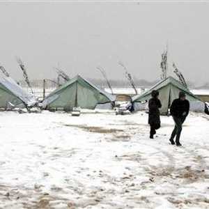 لاجئون سوريون خارج خيمهم وسط الثلوج في لبنان 