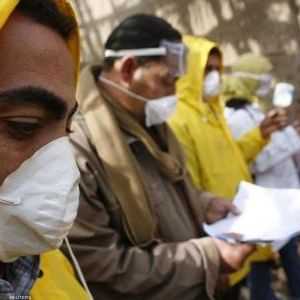 عاملون بالرعاية الصحية أثناء حملة للتحصين ضد إنفلونزا الطيور