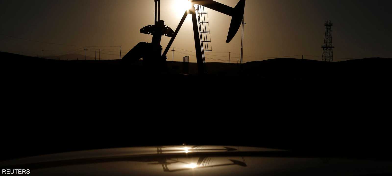 تخمة المعروض العالمي تدفع أسعار النفط إلى الانخفاض.