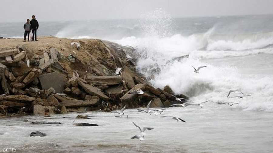 العاصفة تضرب شواطئ غزة