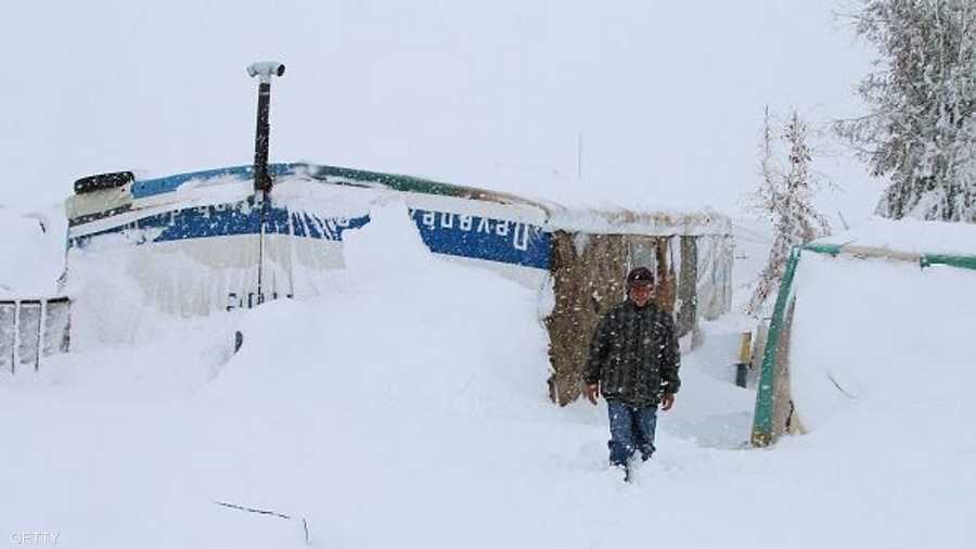 لاجيء سوري في لبنان يشق طريقه وسط الثلوج