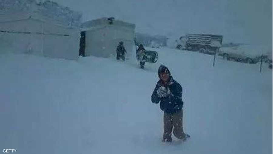 طفل لبناني يلهو بكرات الثلج
