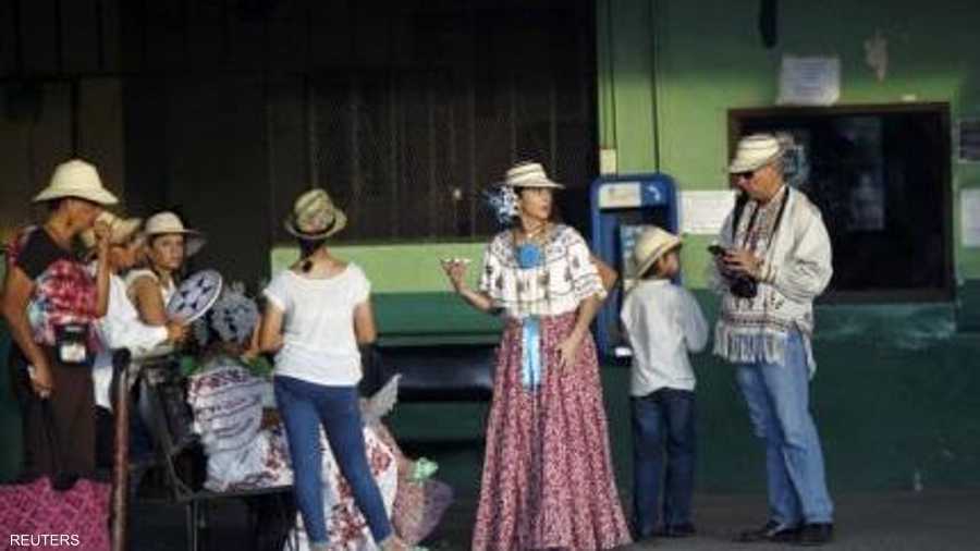 البوليرا تجمع بين الزي الغجري والفساتين التقليدية في بنما 