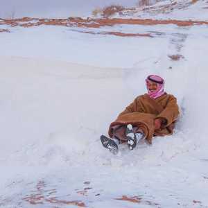 مواطن سعودي يتزلج على الثلوج