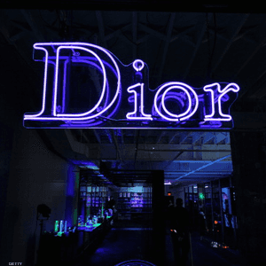 تبذل العلامات التجارية العالمية جهودا لجذب المتسوقين الصينين