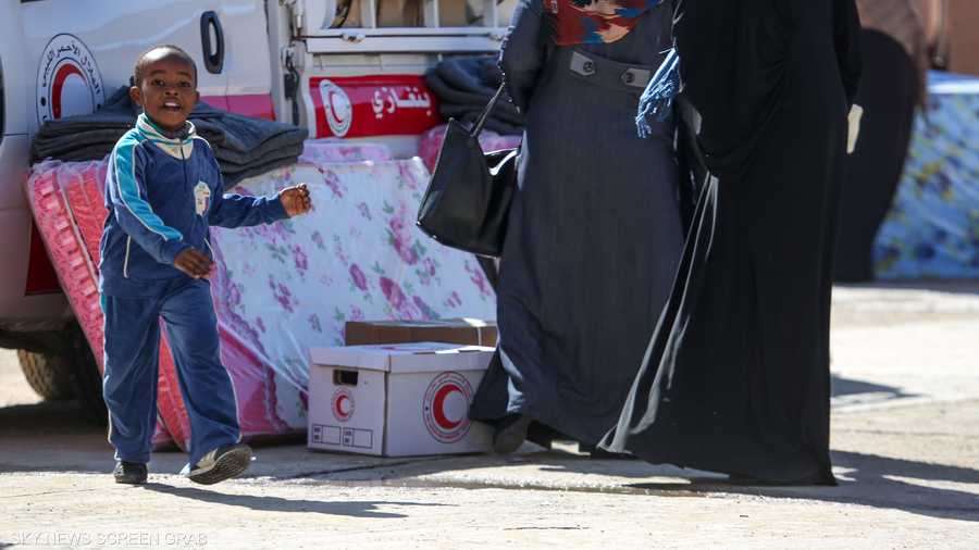 الهلال الأحمر ببنغازي بدأ في توزيع الإغاثة علي النازحين داخل المنازل