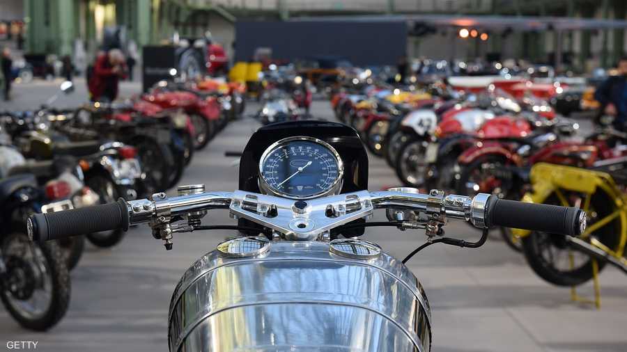 مقود إحدى الدراجات النارية في المعرض الباريسي