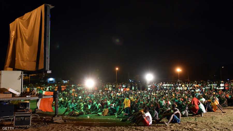 وفي العاصمة أبيدجان جذبت الشاشات العملاقة مئات المشجعين لمتابعة المباراة