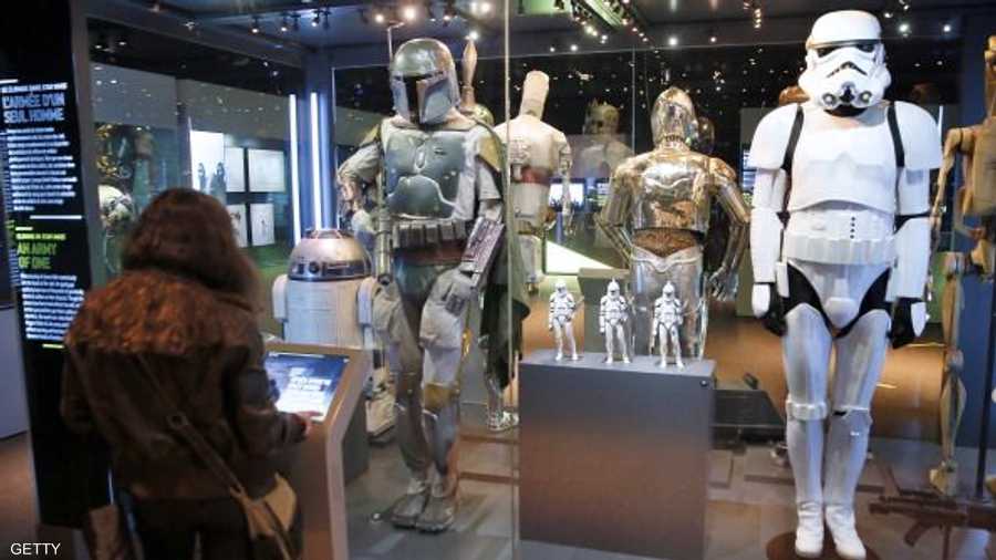 زائرة بأحد المعارض في فرنسا تتطلع لنماذج مستوحاه من الفيلم الشهير