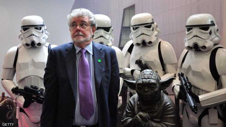 المخرج جورج لوكاس مع نماذج دمى لشخصيات خلدت سينمائيا